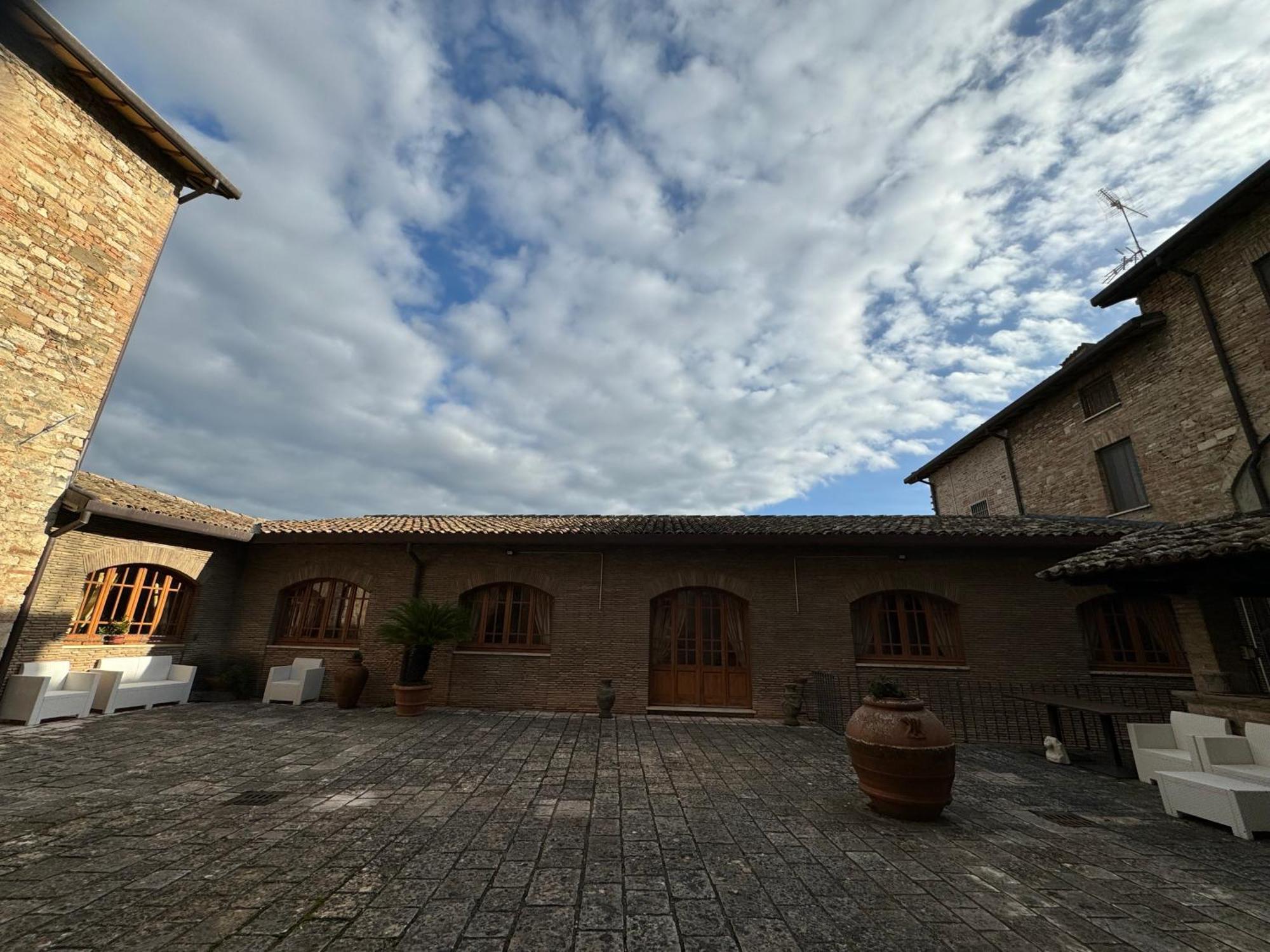 Monastero Ss. Annunziata Todi Exterior foto The courtyard of the museum