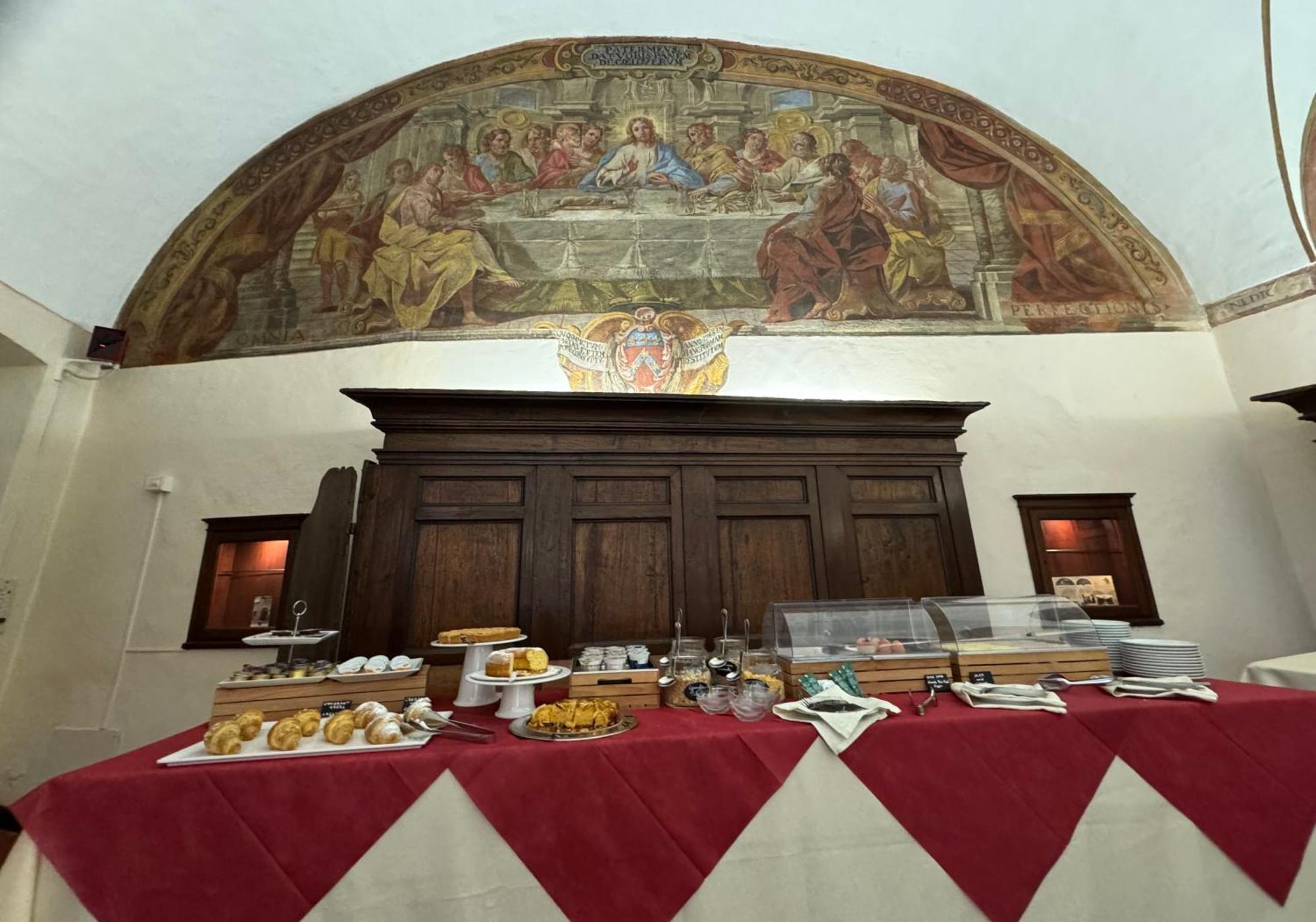 Monastero Ss. Annunziata Todi Exterior foto The interior of the refectory