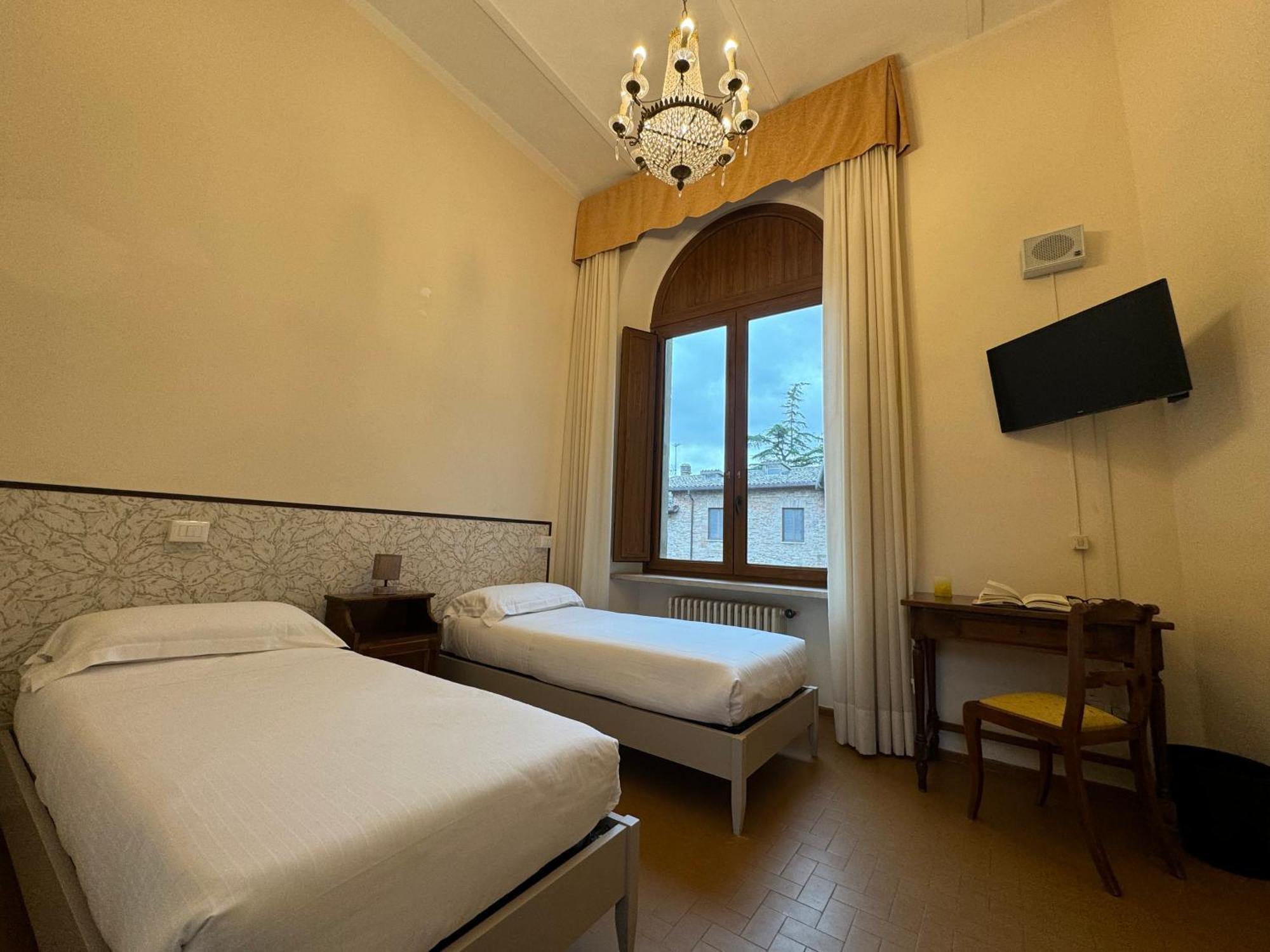 Monastero Ss. Annunziata Todi Exterior foto A room at the hotel