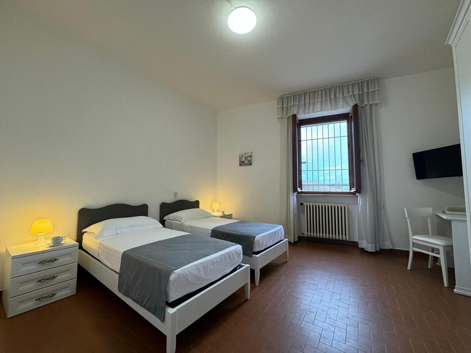 Monastero Ss. Annunziata Todi Exterior foto A room at the residence