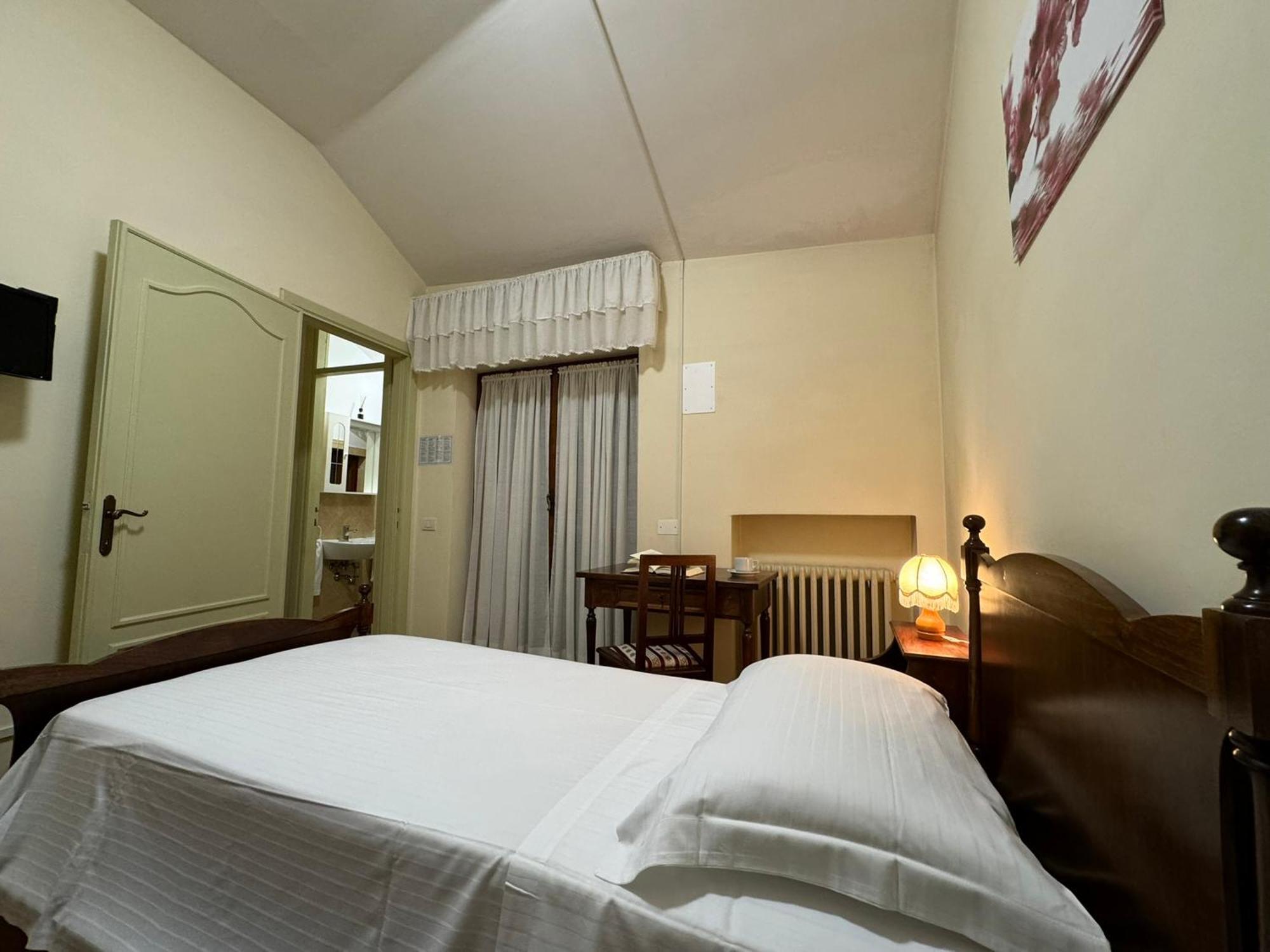 Monastero Ss. Annunziata Todi Exterior foto A room at the hotel