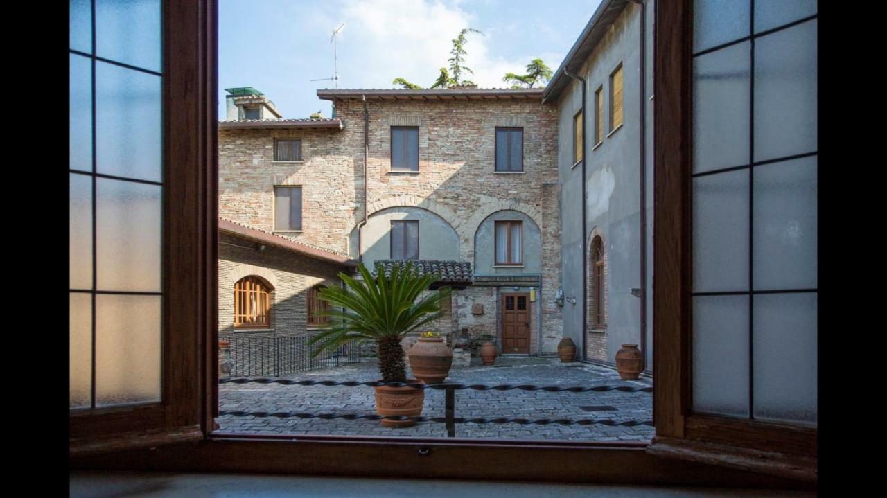 Monastero Ss. Annunziata Todi Exterior foto The courtyard of the museum